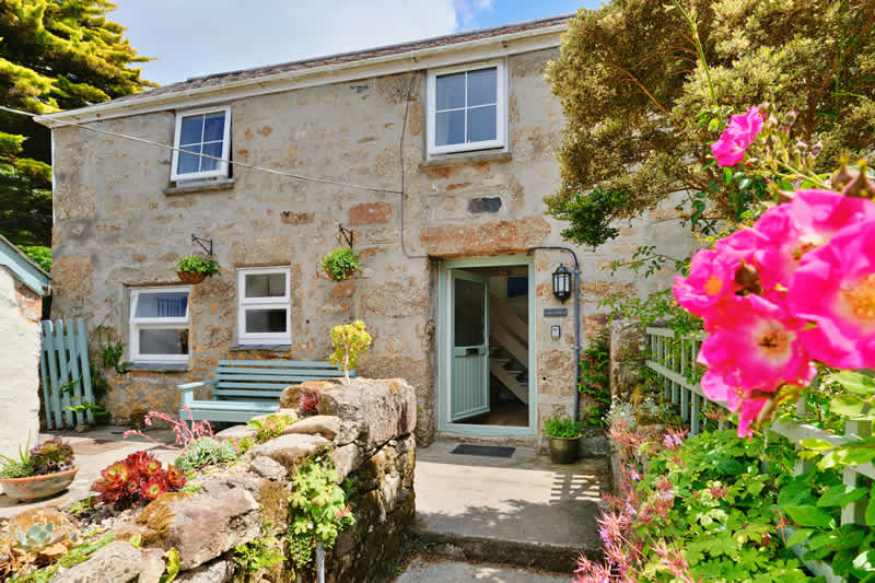 Front view of Farm Cottage